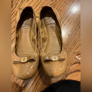 Tory burch nude patent leather flats with bow detail